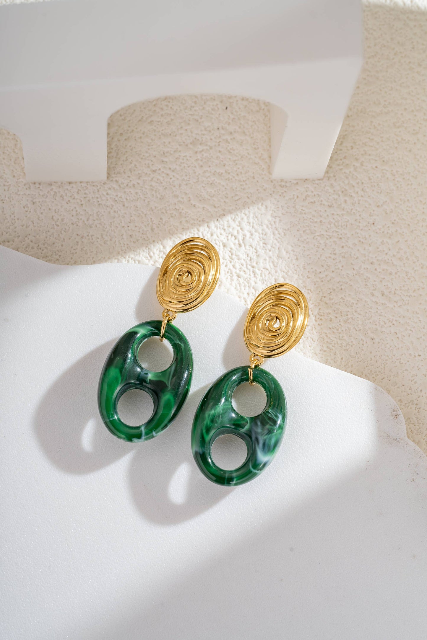 Golden spiral earrings and marbled resin, Steel: Brown