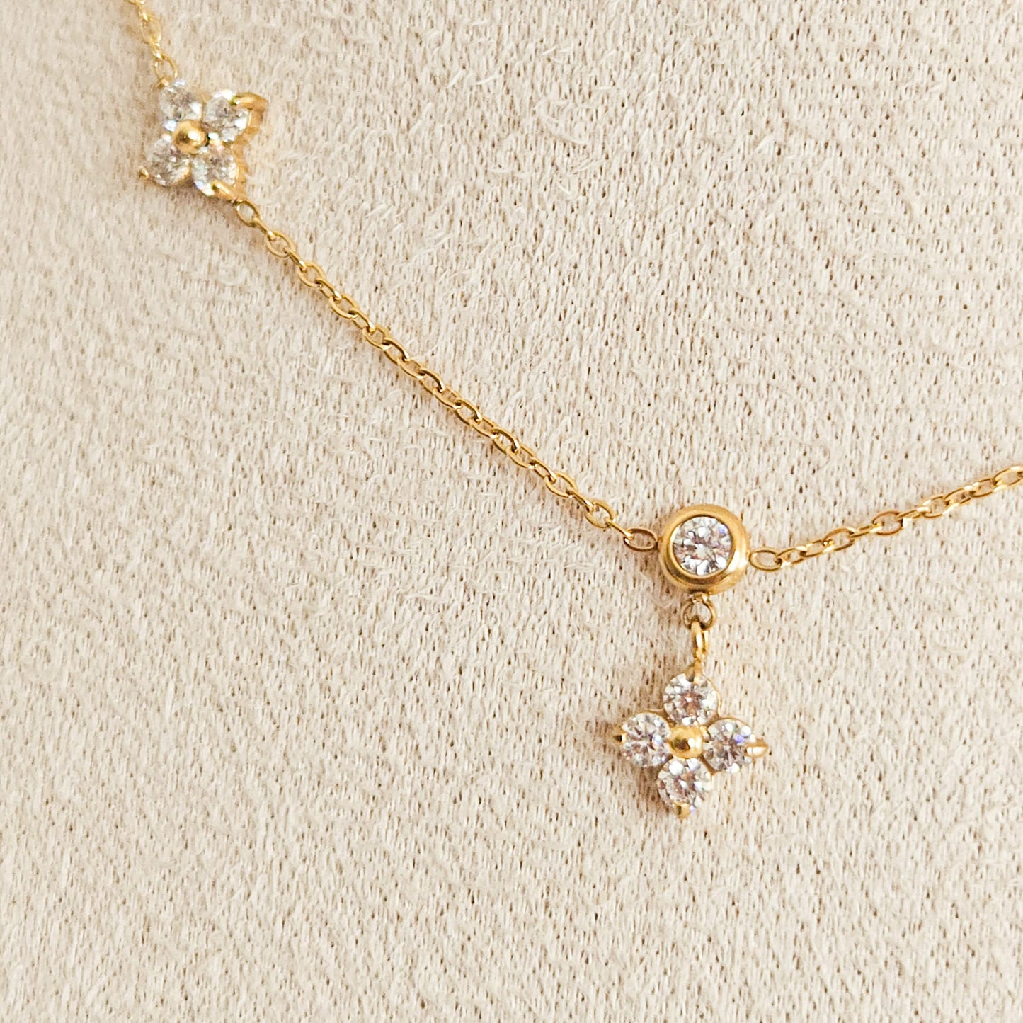 Colliers Béa avec fleurs de strass dorés