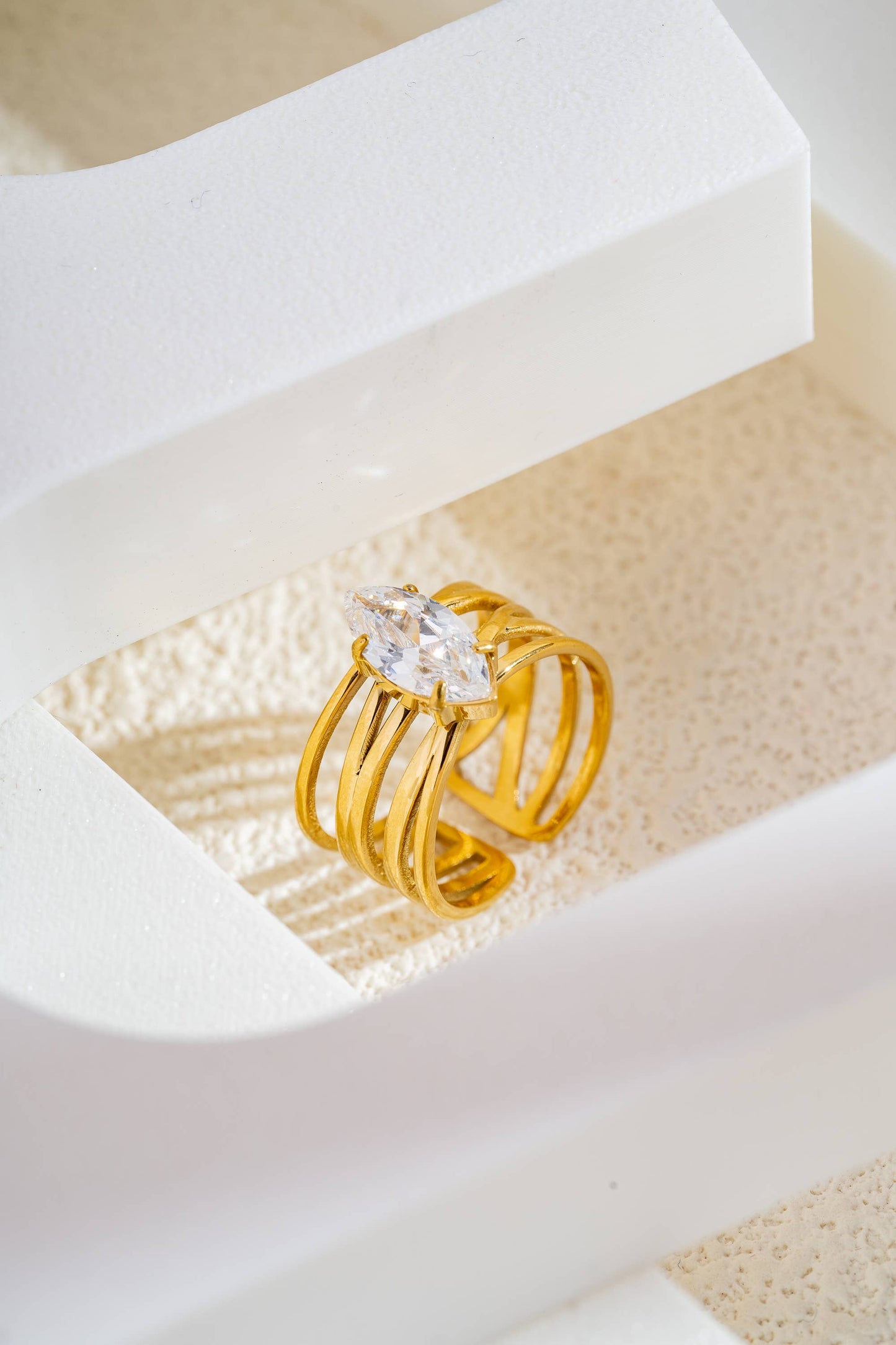 This gold stainless steel ring captivates with its bands.: Noir