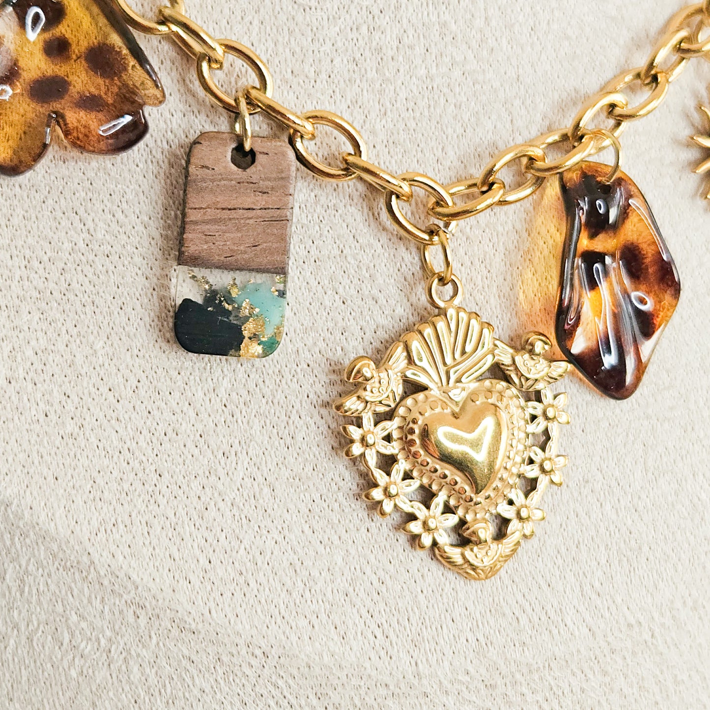 Collier Yuna avec breloques en résine et motifs léopard