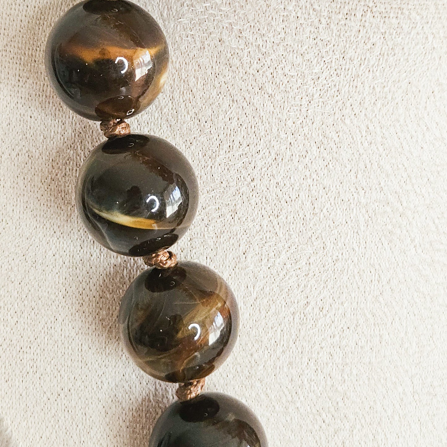 Collier Marta en perles de résine chocolat marbrées