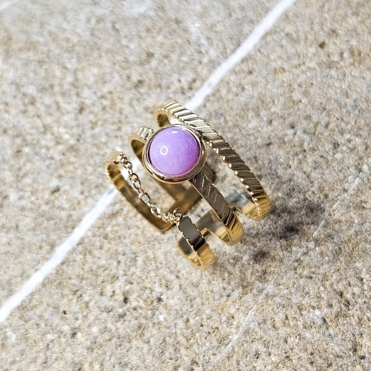 Bague Alya avec chaînette et pierre violette