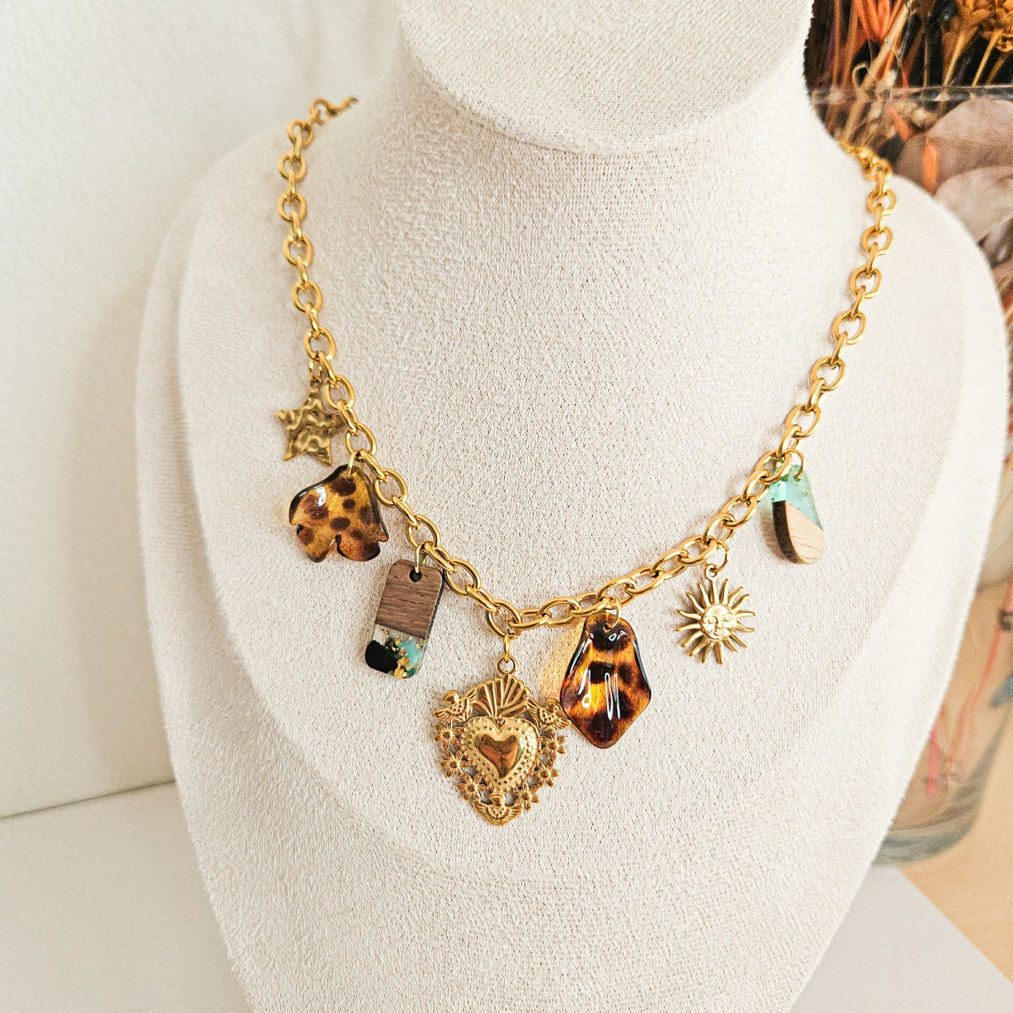 Collier Yuna avec breloques en résine et motifs  léopard