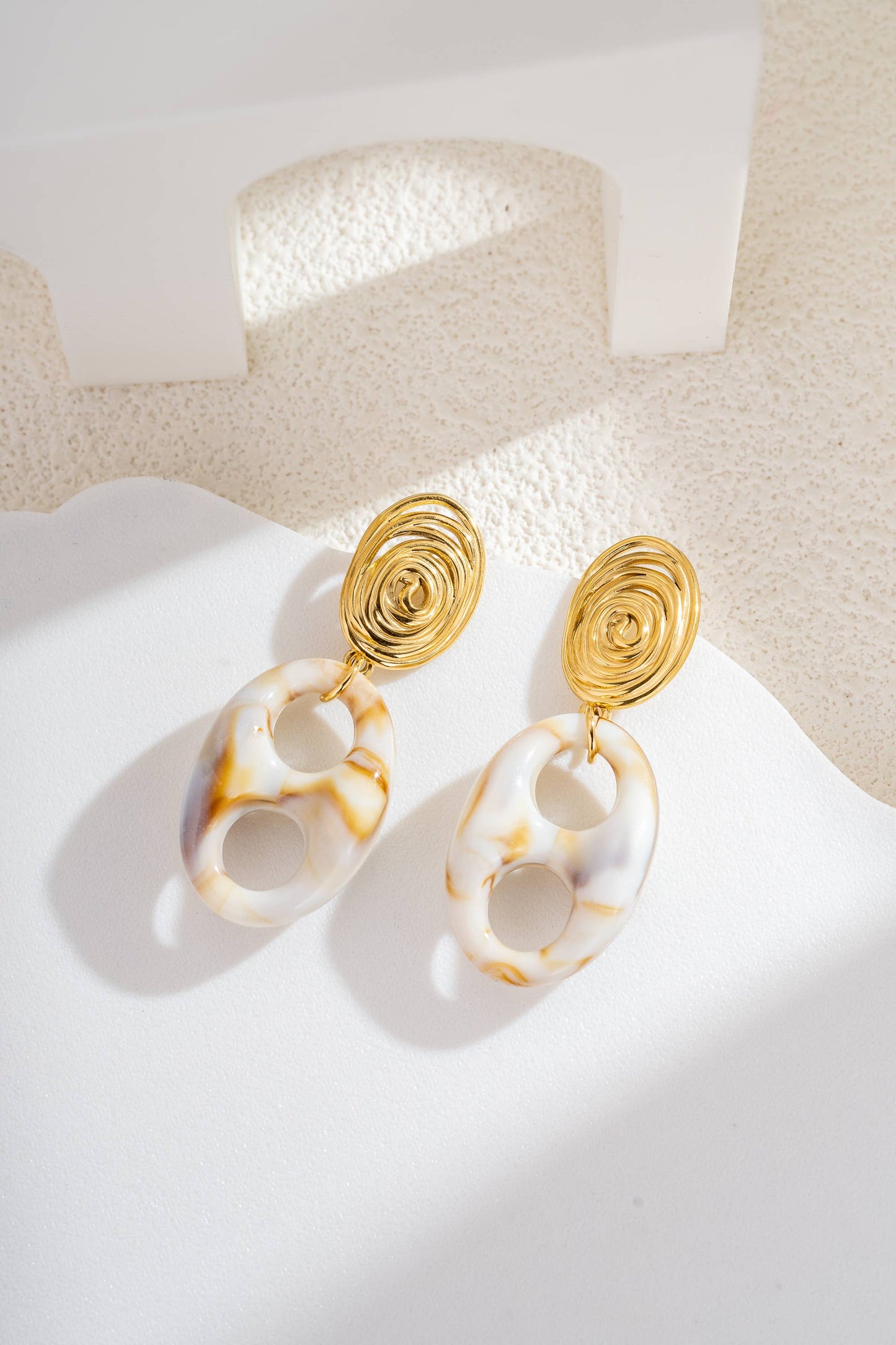 Golden spiral earrings and marbled resin, Steel: Brown