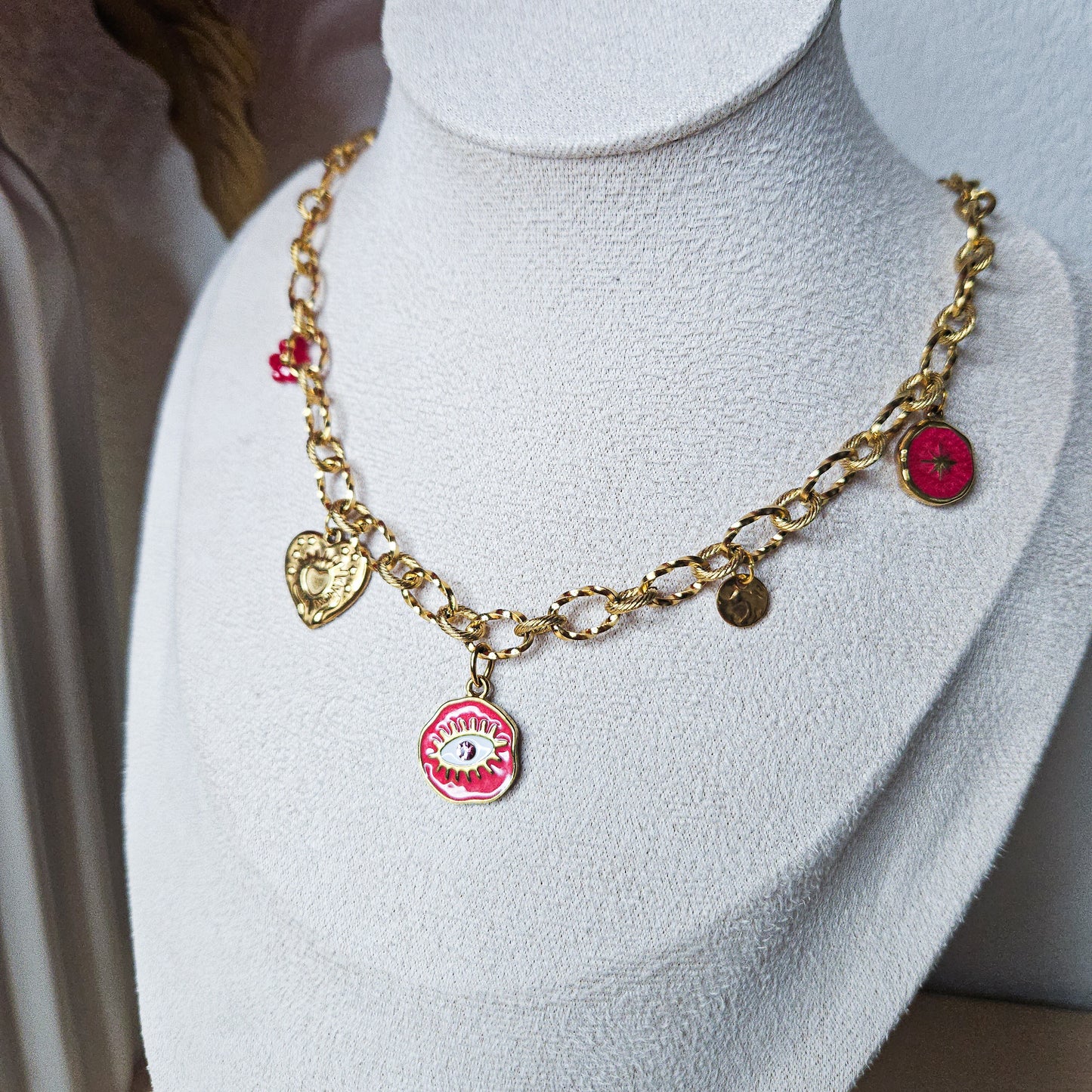Collier breloques oeil de protection Yris framboise