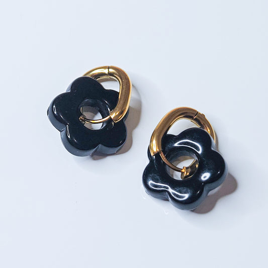 Boucles d'oreilles Marcelline fleurs en résine noire