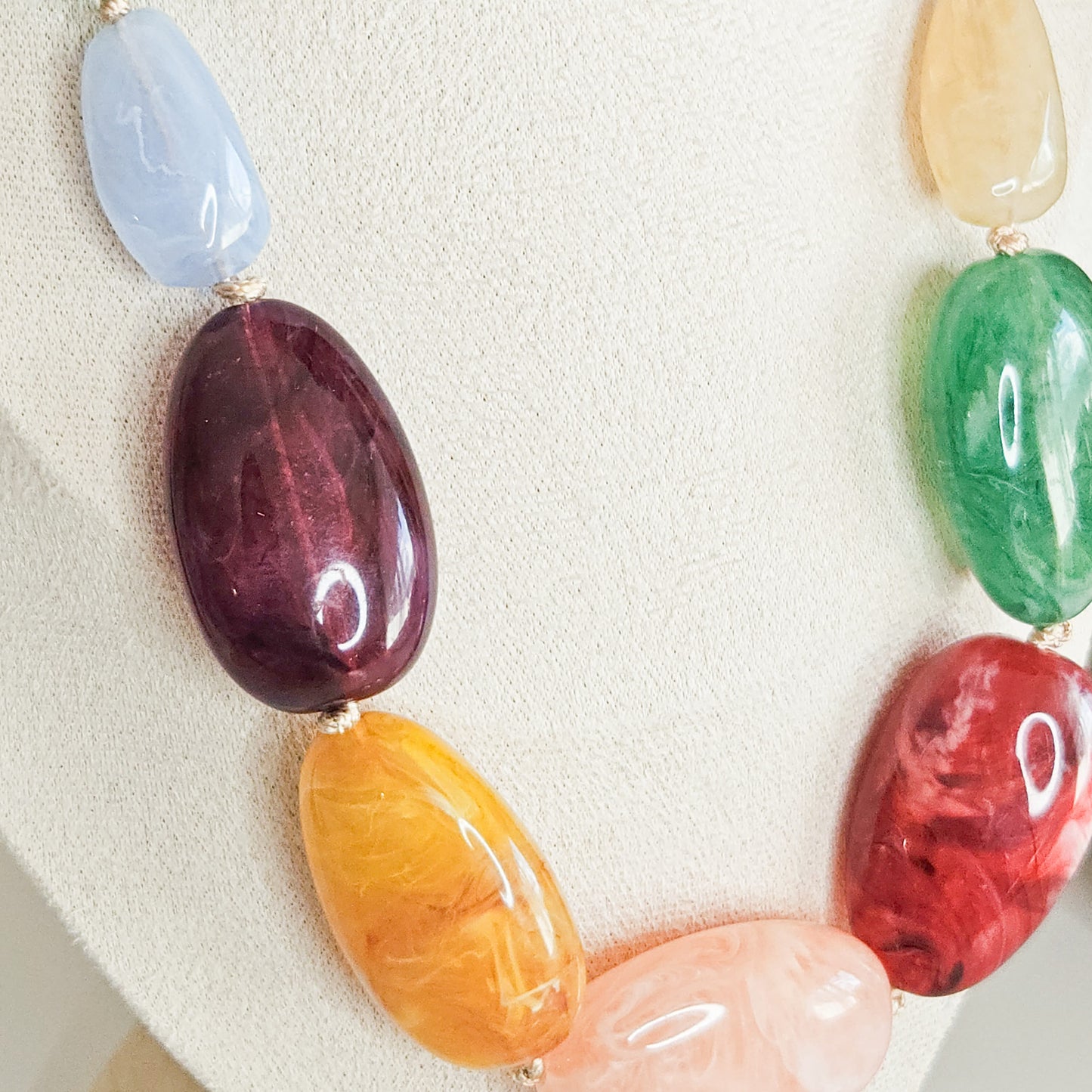 Collier Maria en résine colorée