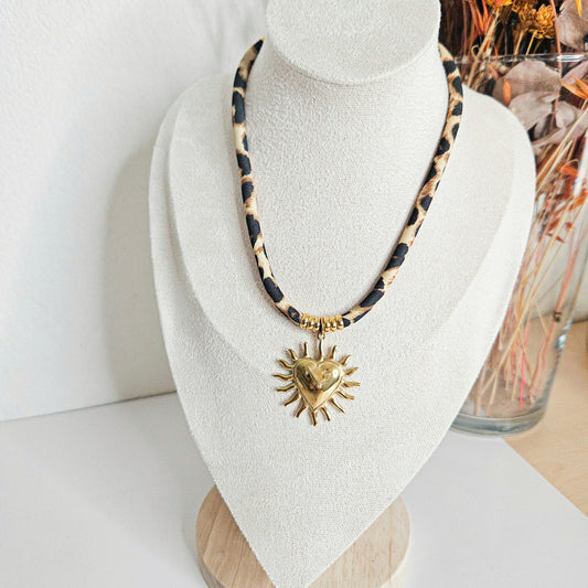 Collier Léo en forme de cœur ensoleillé et tissu léopard