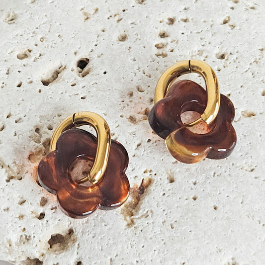 Boucles d'oreilles Marcelline fleurs en résine marron