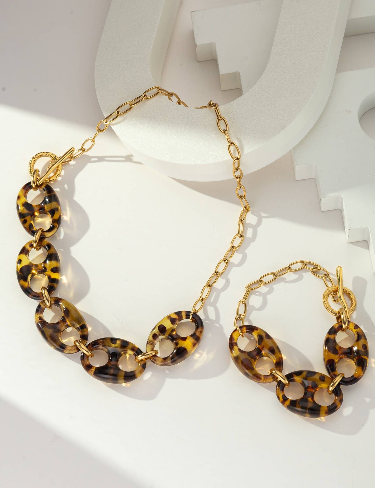 Gold chain bracelet with oval links in steel and resin: Brown