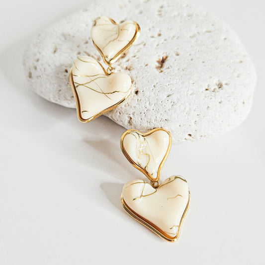 Boucles d'oreilles Inès double coeur en résine dorée