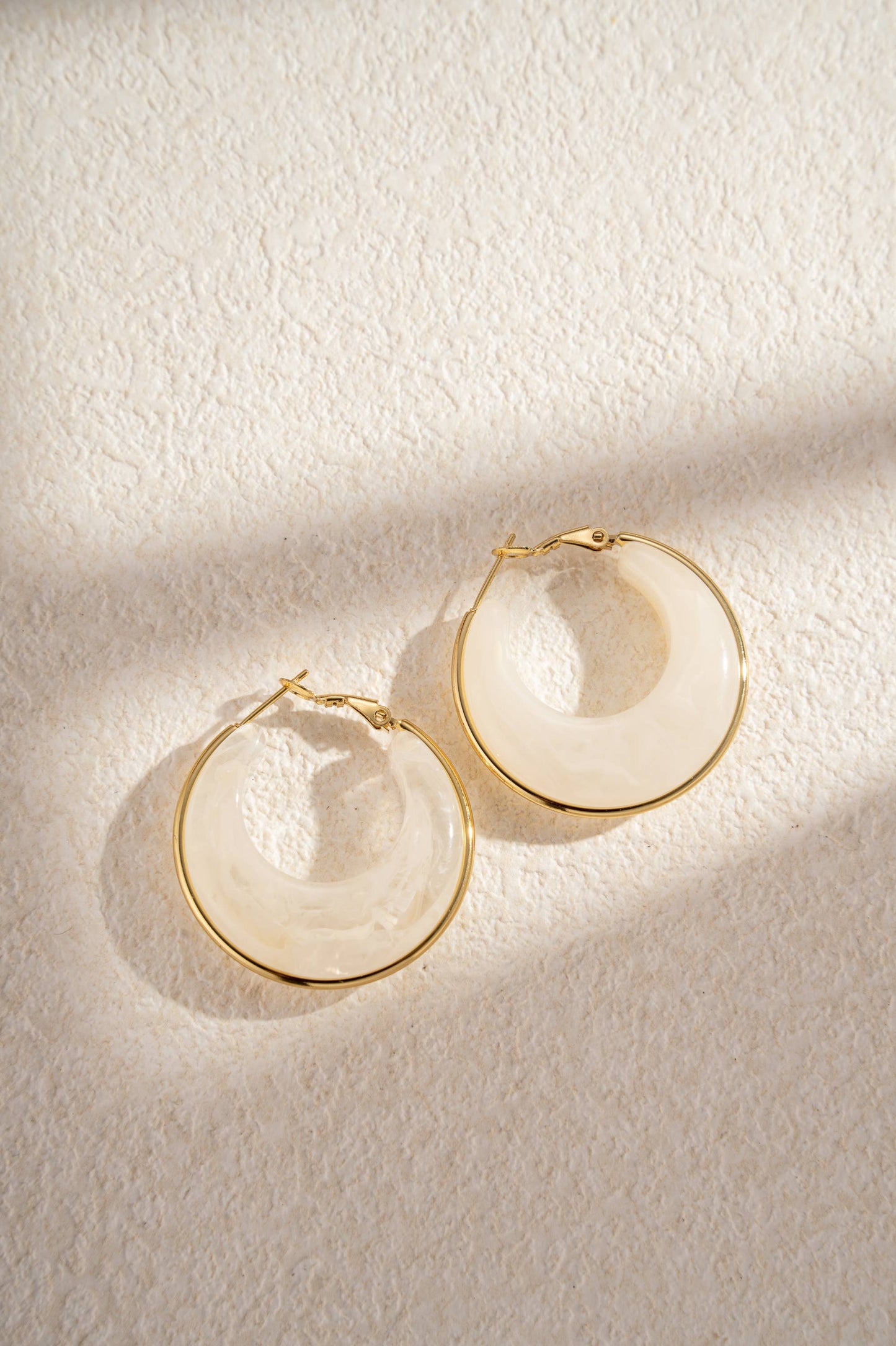 Marbled Resin Creoles Stainless Steel Natural Elegance: Red