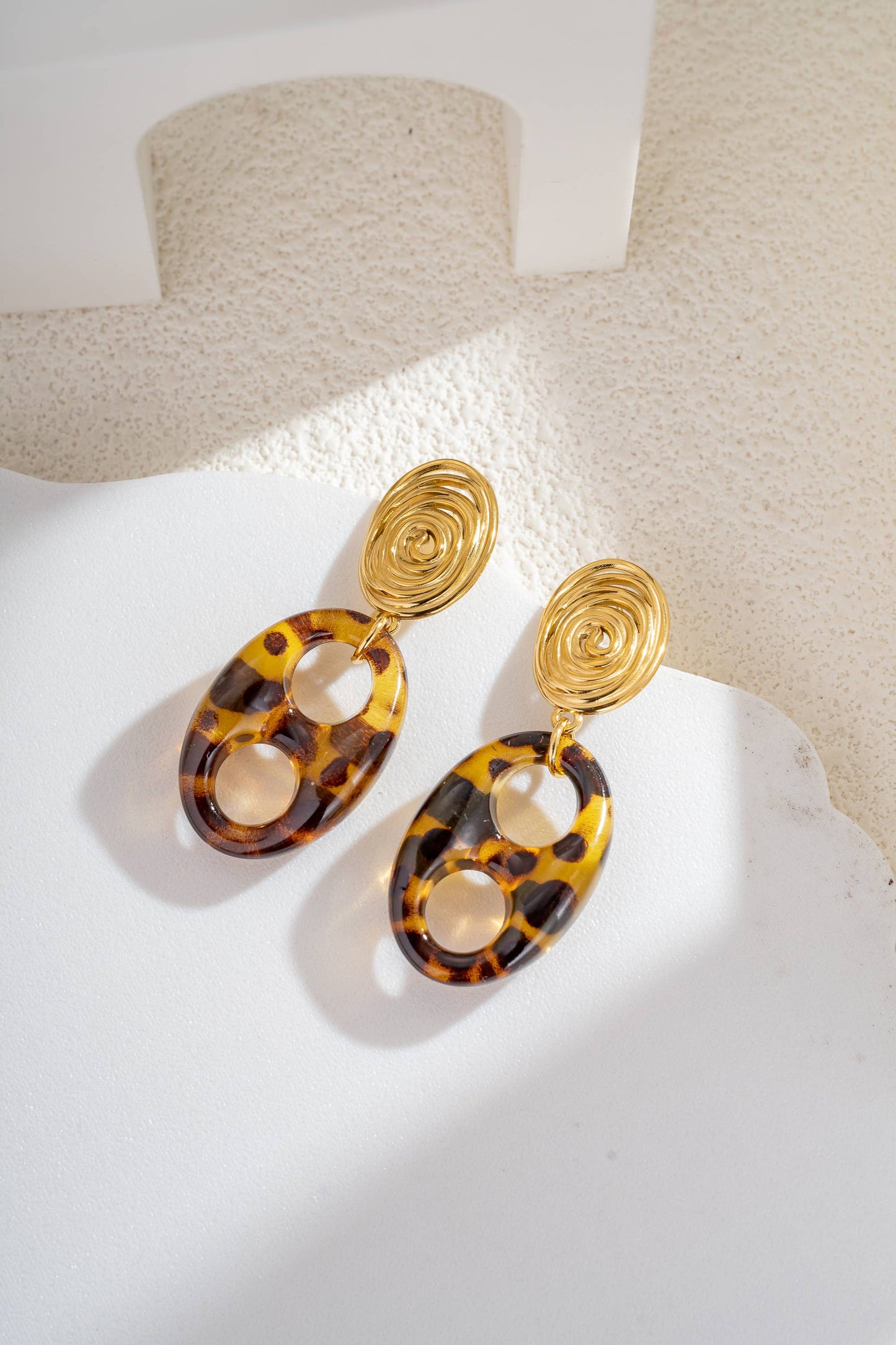 Golden spiral earrings and marbled resin, Steel: Brown