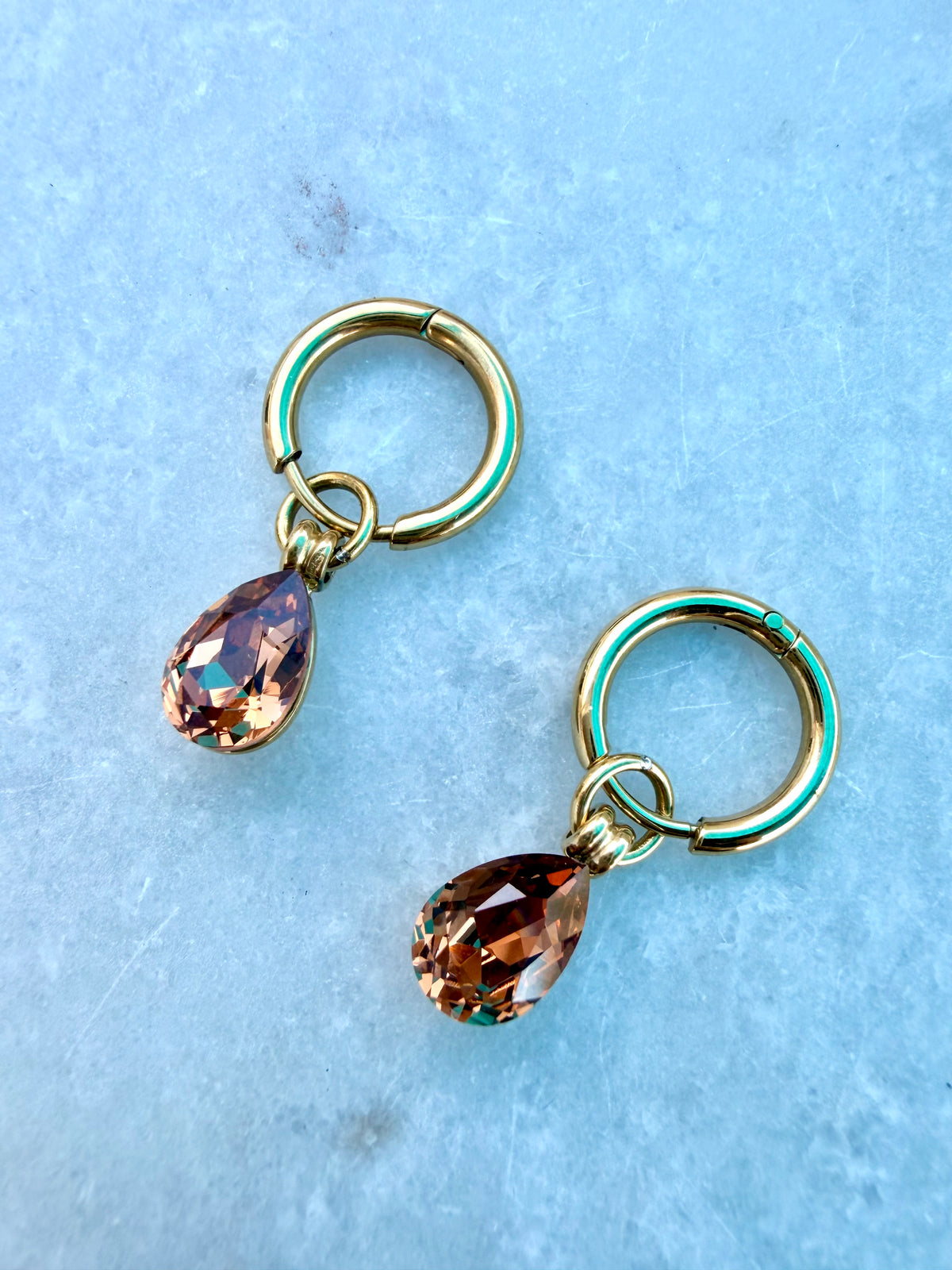 Boucles d'oreilles créoles dorées  Albane topaze cristaux Swarovski®