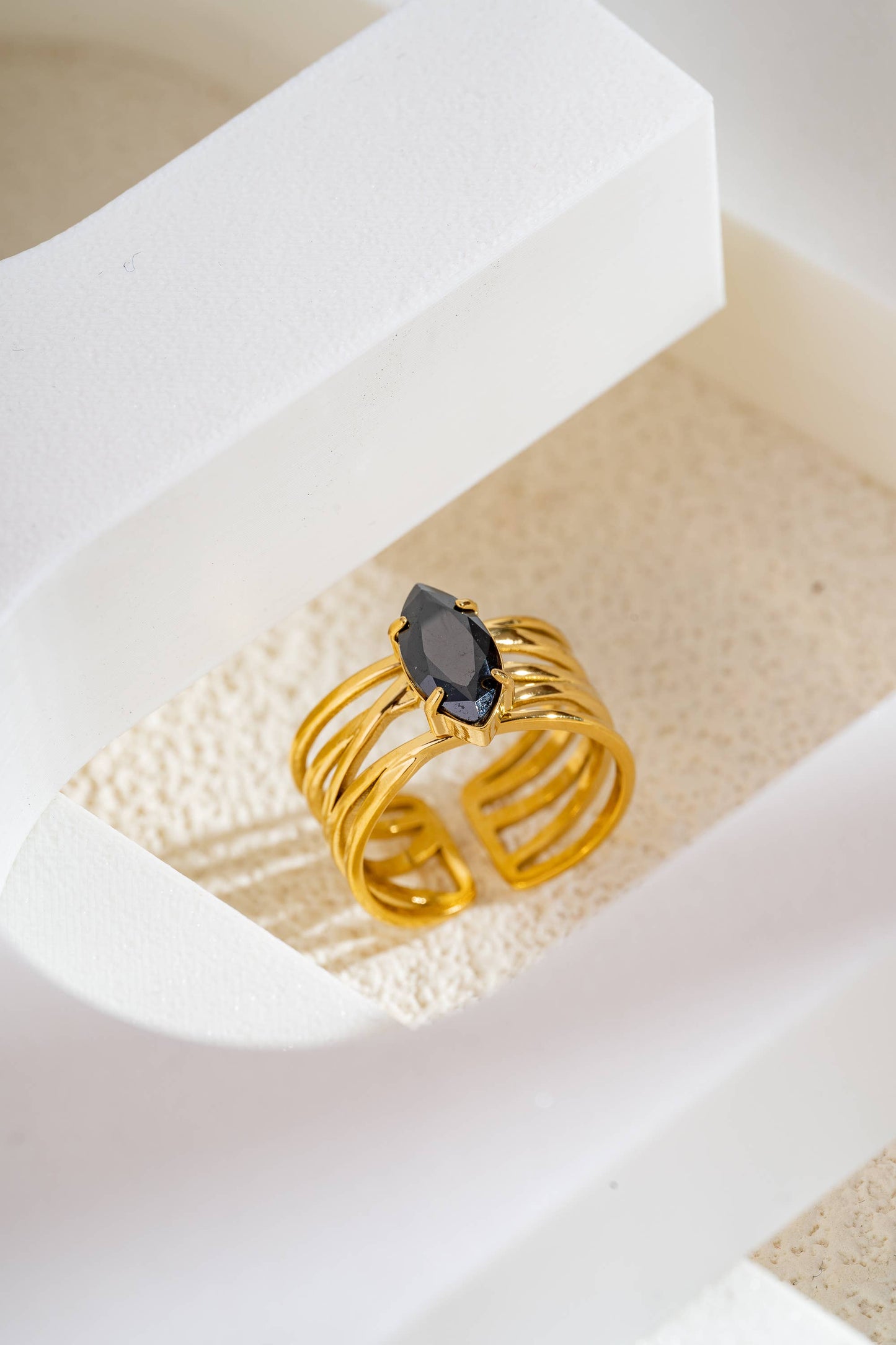 This gold stainless steel ring captivates with its bands.: Noir