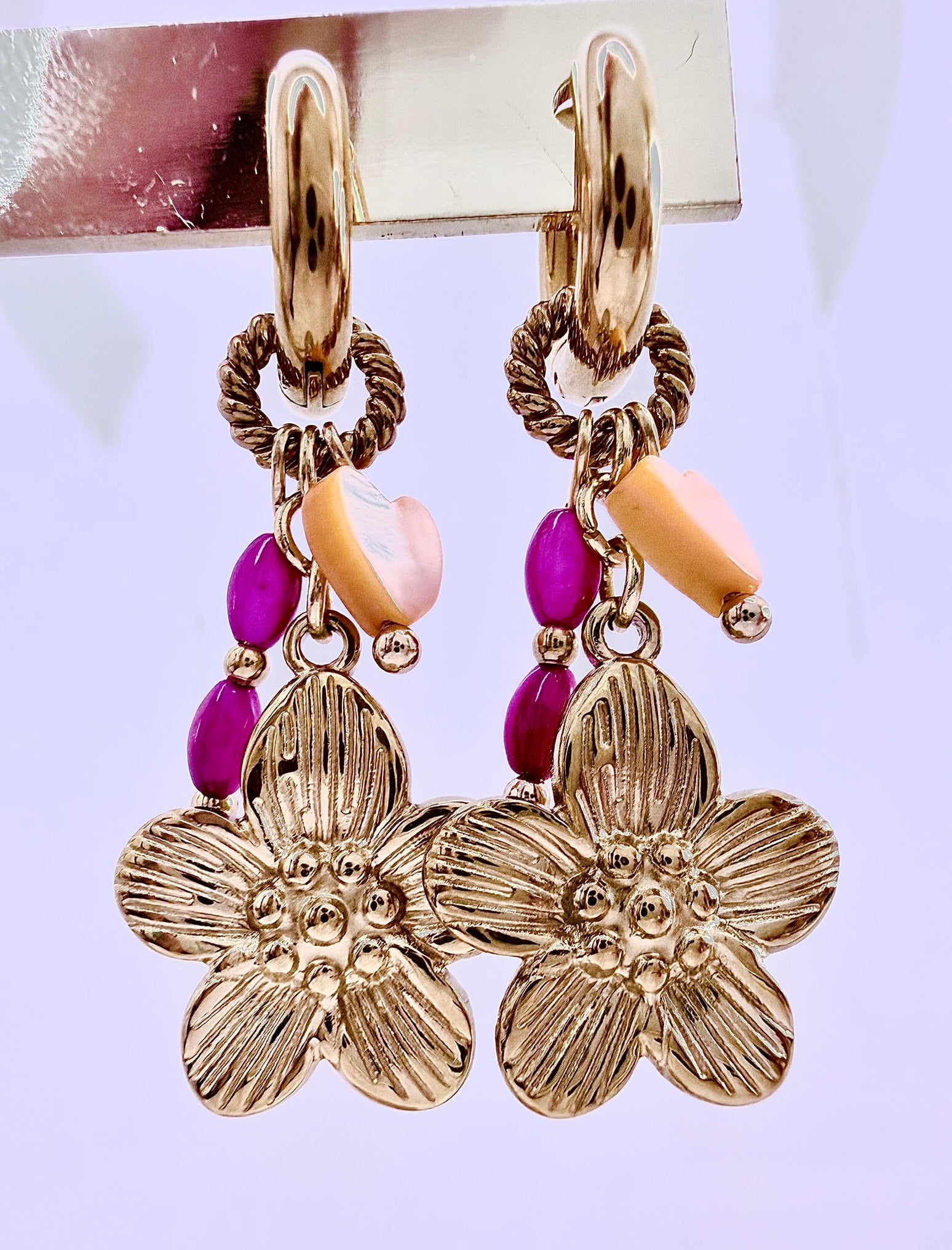 Boucles d’oreilles  Cassia fleurs pendantes avec cœur orange & perles roses fuchsia