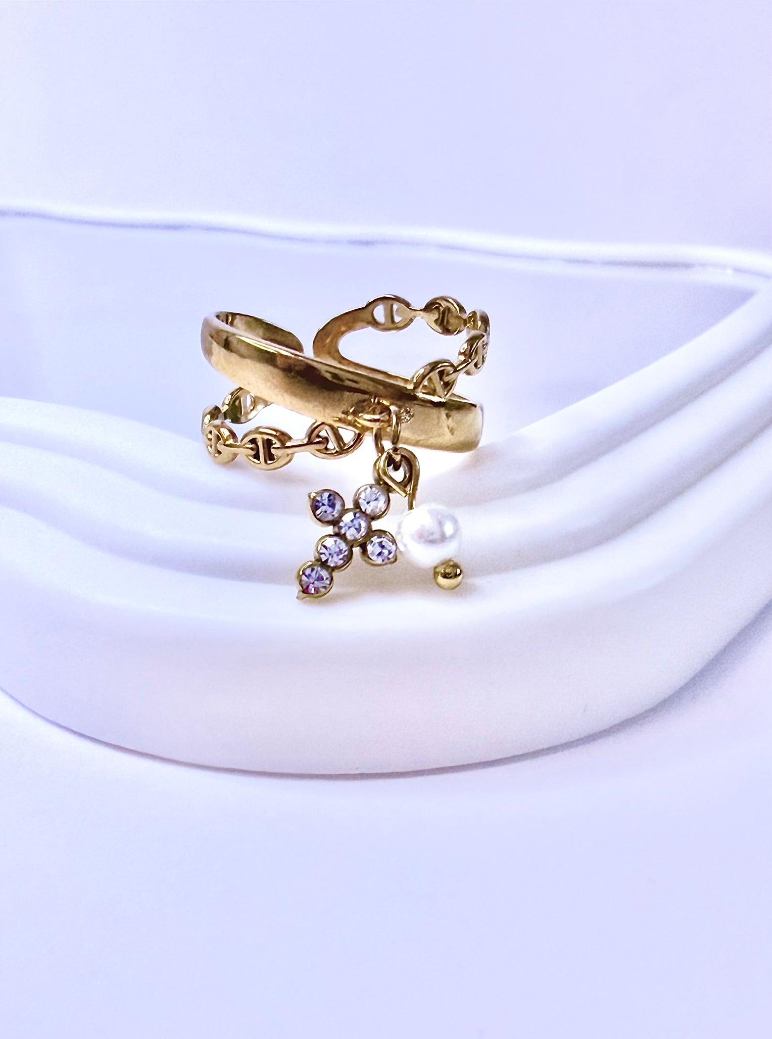 Bague Alma dorée  avec pampilles croix et perle blanche