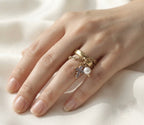 Bague Alma dorée  avec pampilles croix et perle blanche