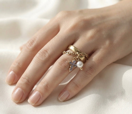 Bague Alma dorée  avec pampilles croix et perle blanche