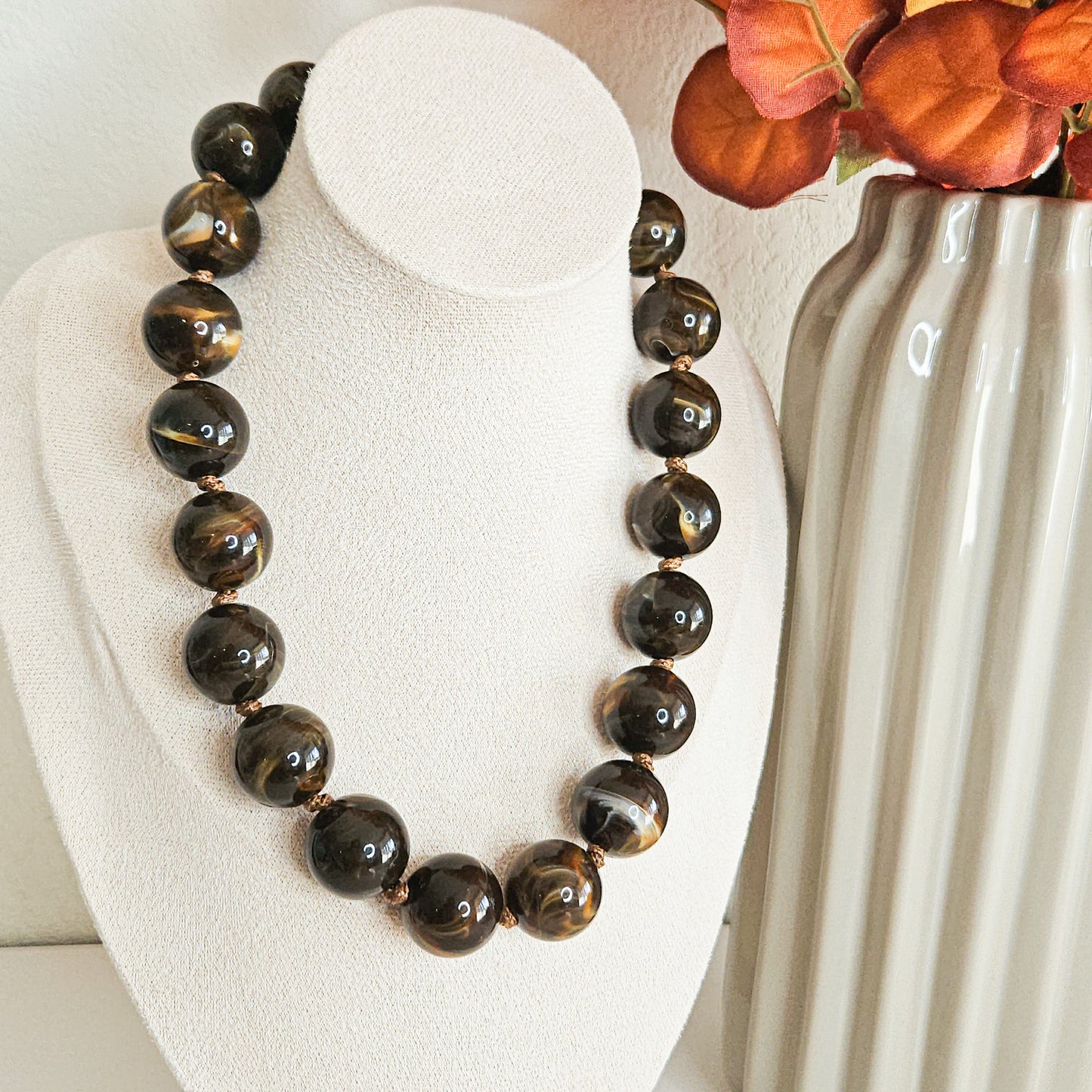 Collier Marta en perles de résine chocolat marbrées