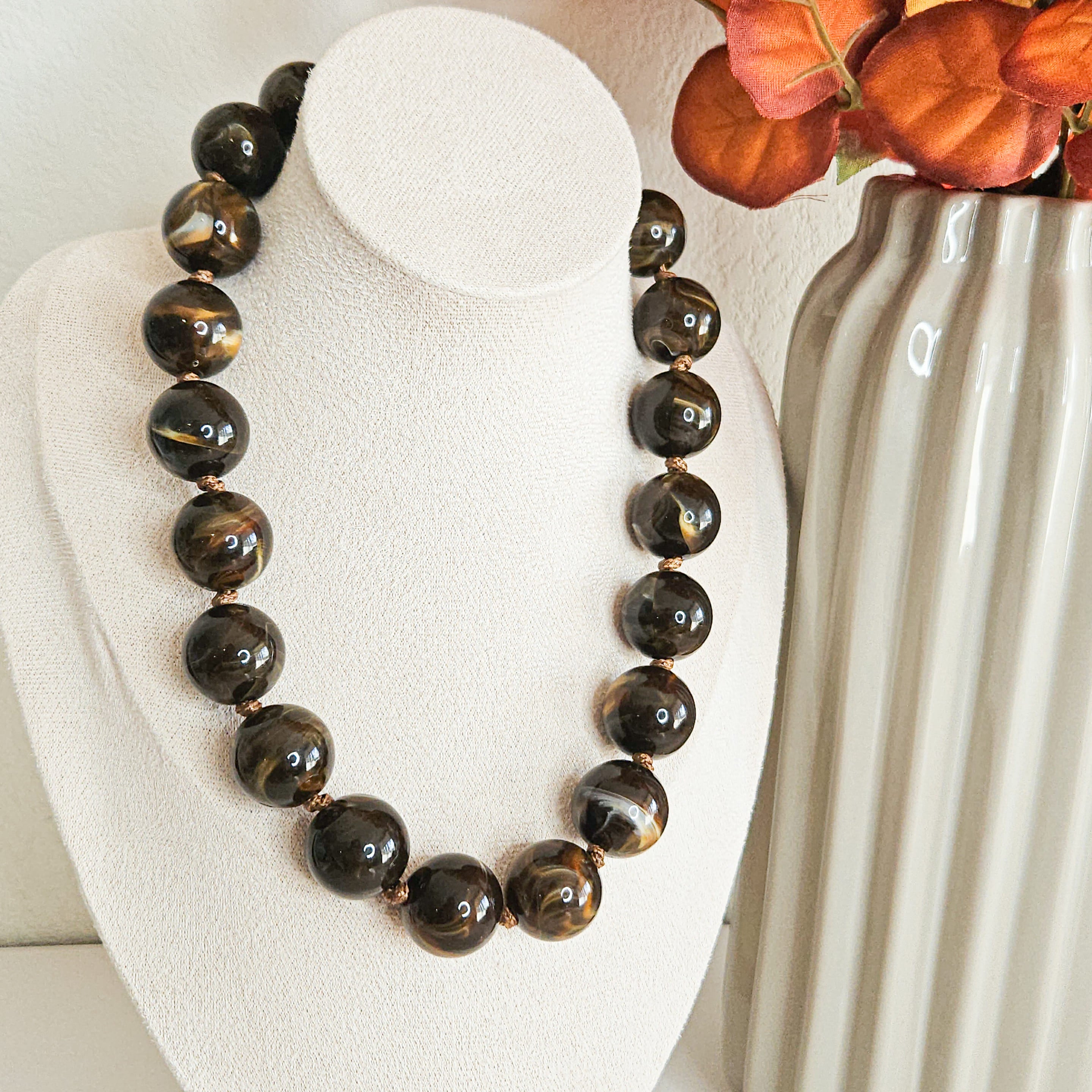 Collier Marta en perles de résine chocolat marbrées