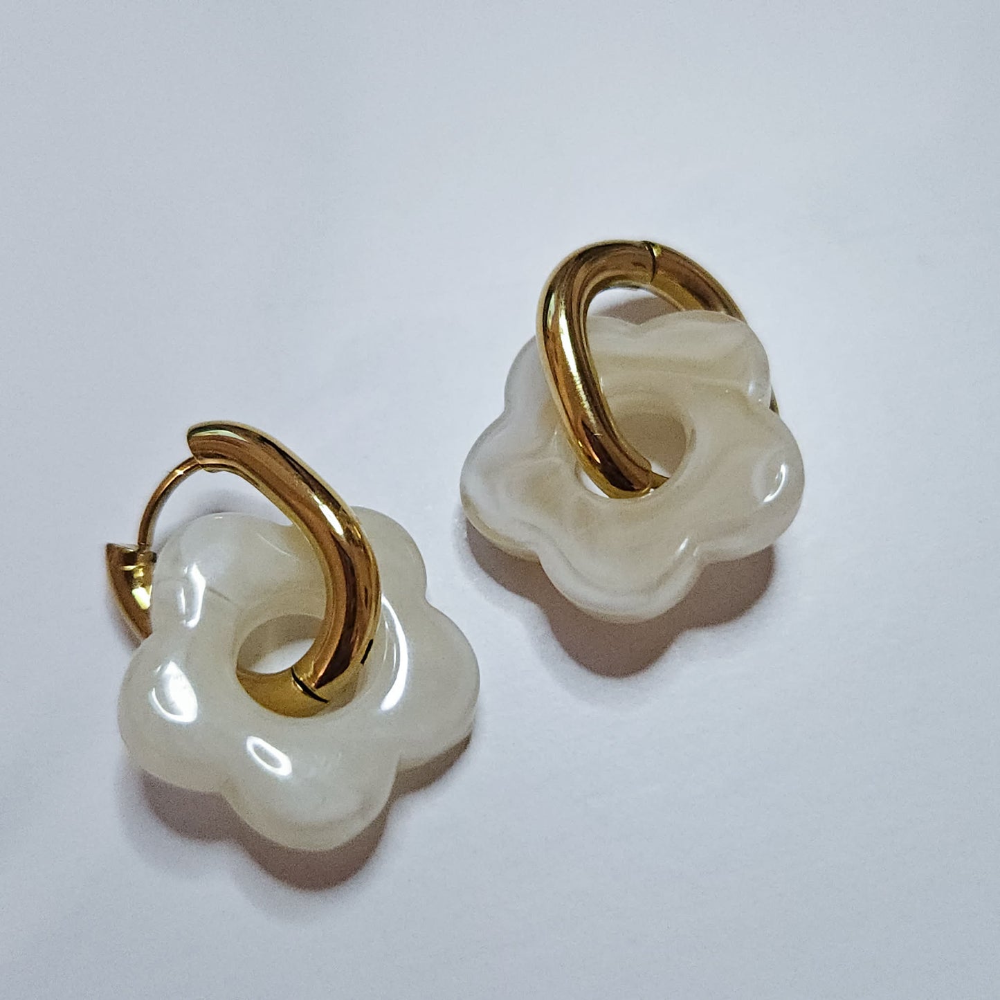 Boucles d'oreilles Marcelline fleurs en résine crème