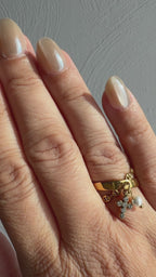 Bague Alma dorée  avec pampilles croix et perle blanche