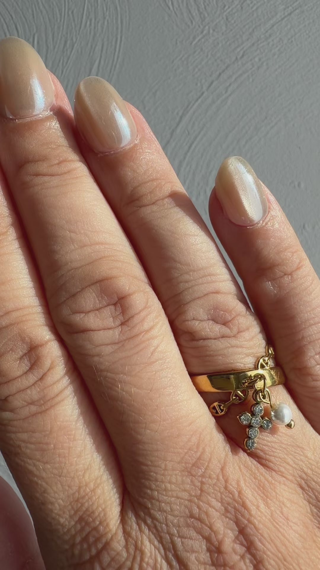 Bague Alma dorée  avec pampilles croix et perle blanche