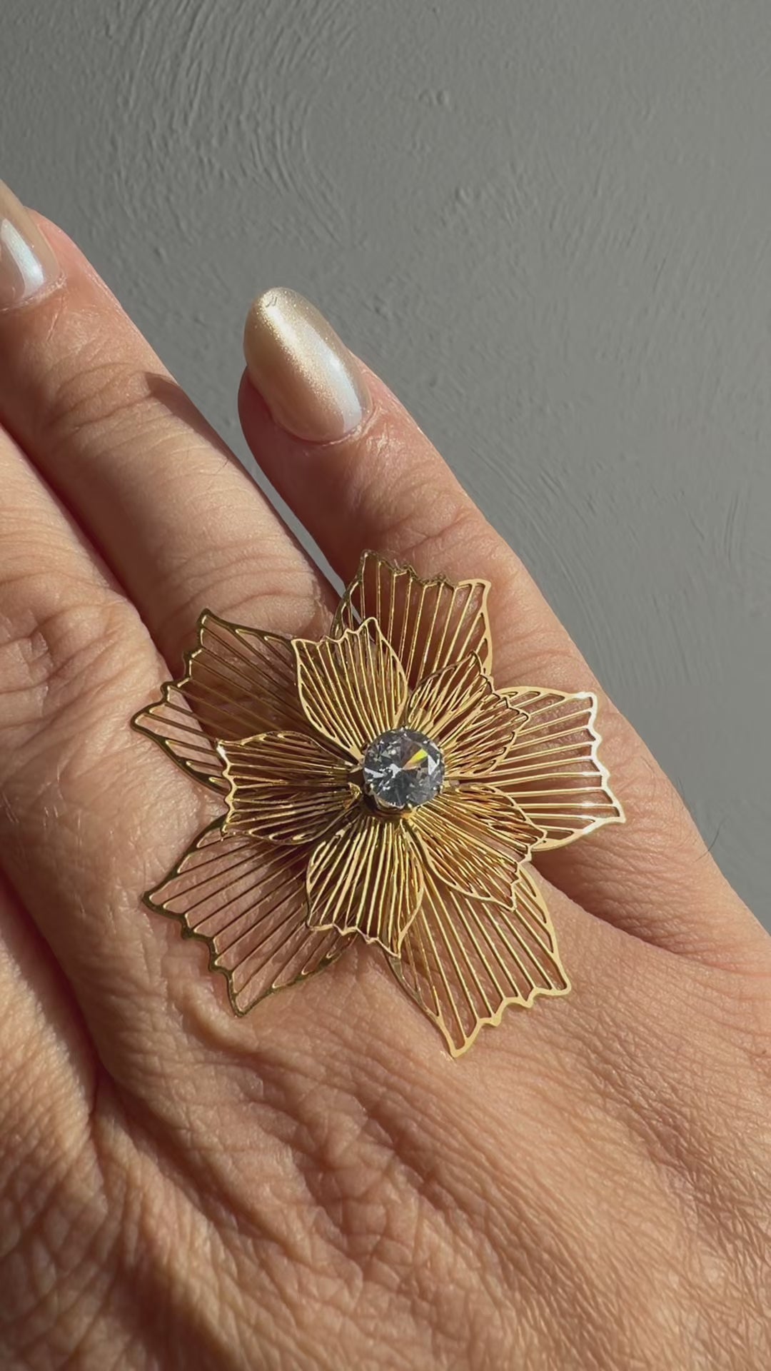 Bague fleur Léa dorée en acier inoxydable avec strass blanc
